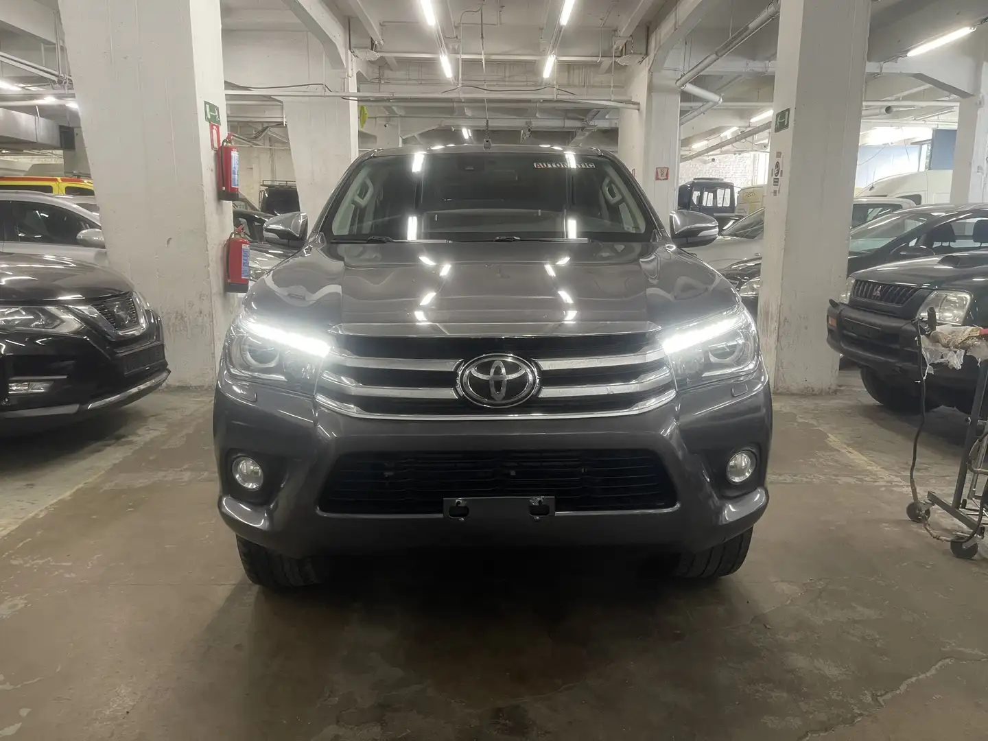 Toyota Hilux 2.4 D-4D 4WD Comfort Export Gris - 2