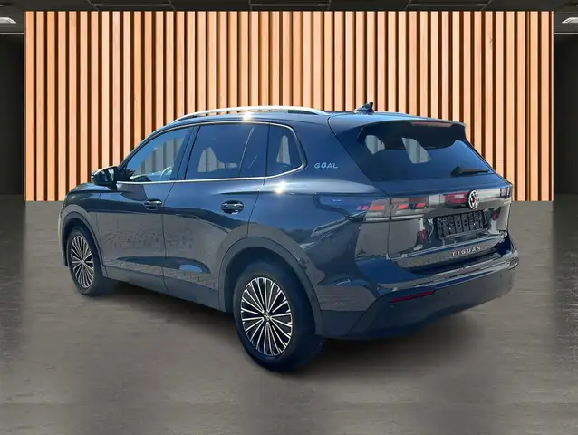Volkswagen Tiguan view 4