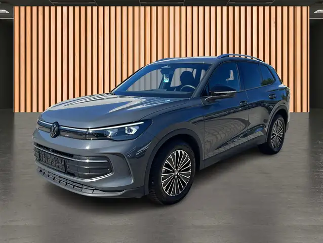 Volkswagen Tiguan view 2