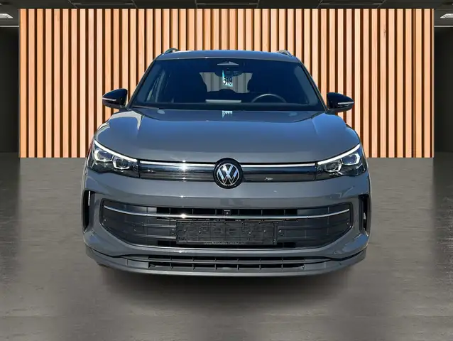 Volkswagen Tiguan view 5