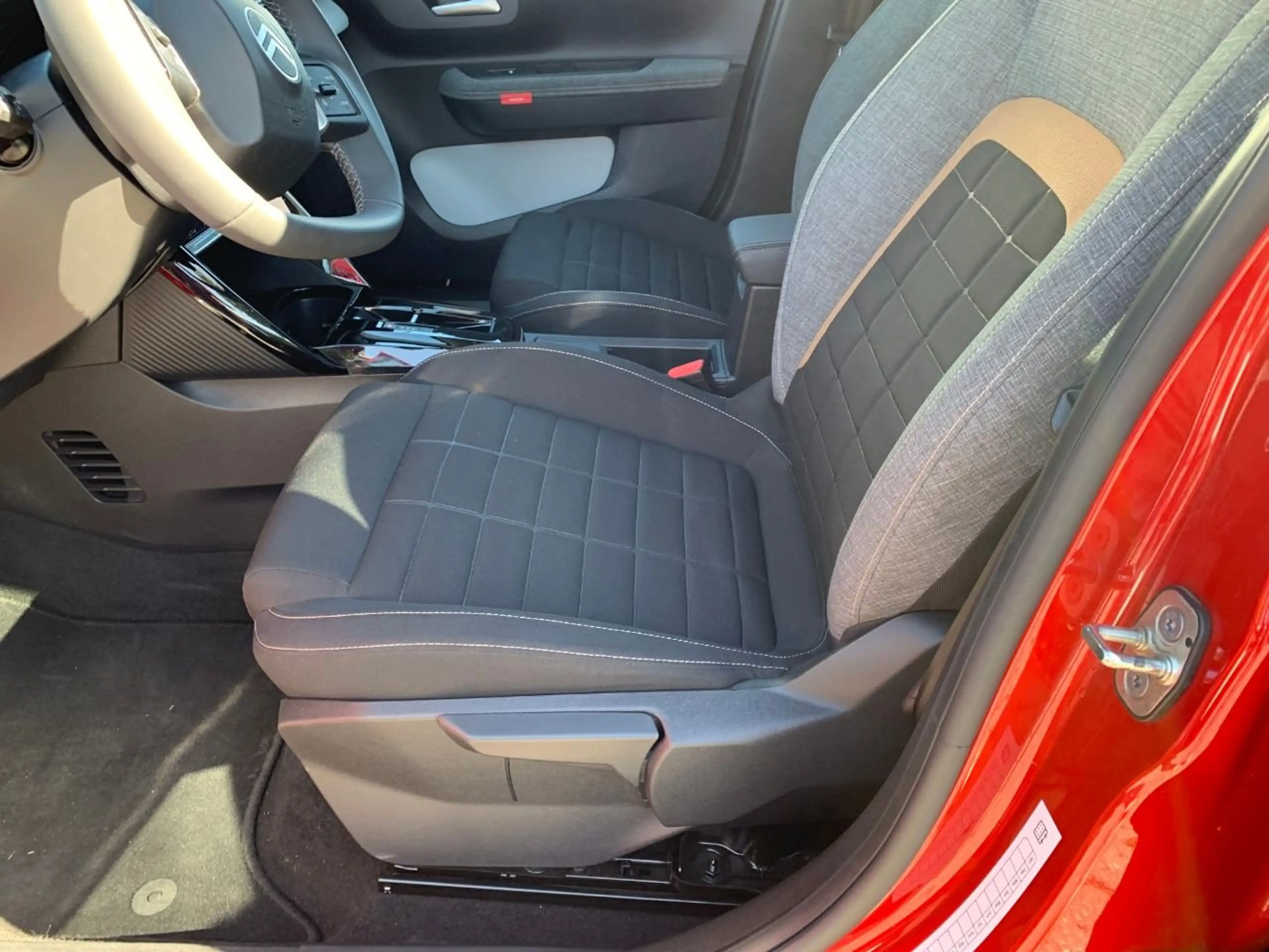 Citroen C3 Aircross Hybrid 145 PLUS — photo 11