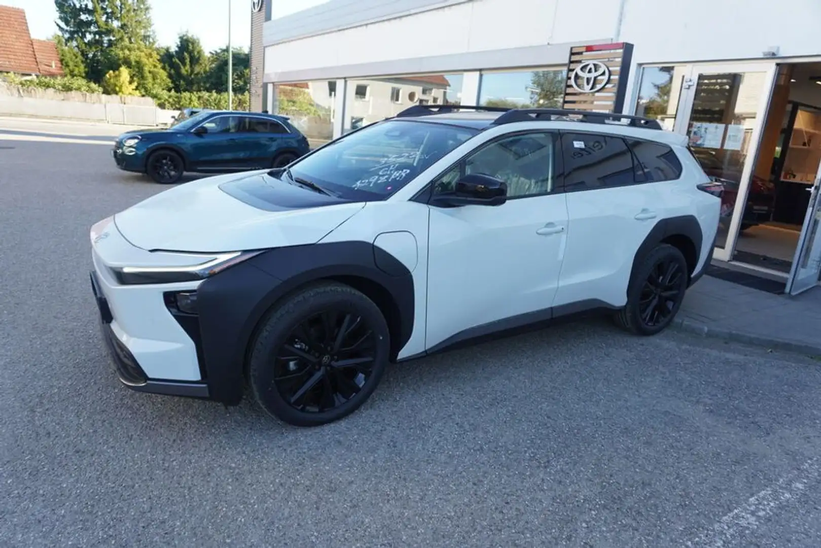 Toyota bZ4X Touring Elektro 74,7kWh AWD Lounge*VERFÜGBAR* Weiß - 2