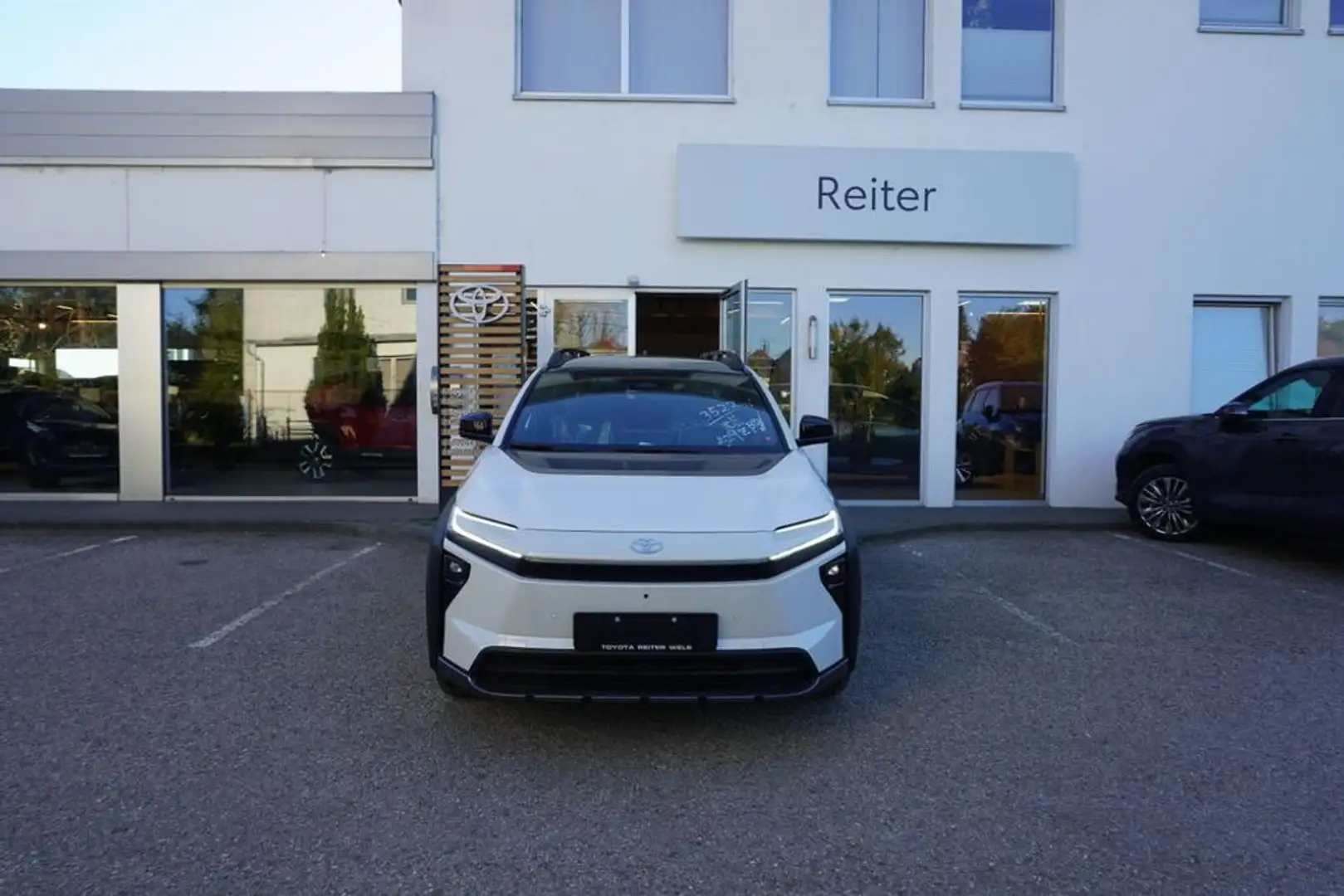 Toyota bZ4X Touring Elektro 74,7kWh AWD Lounge*VERFÜGBAR* Weiß - 1
