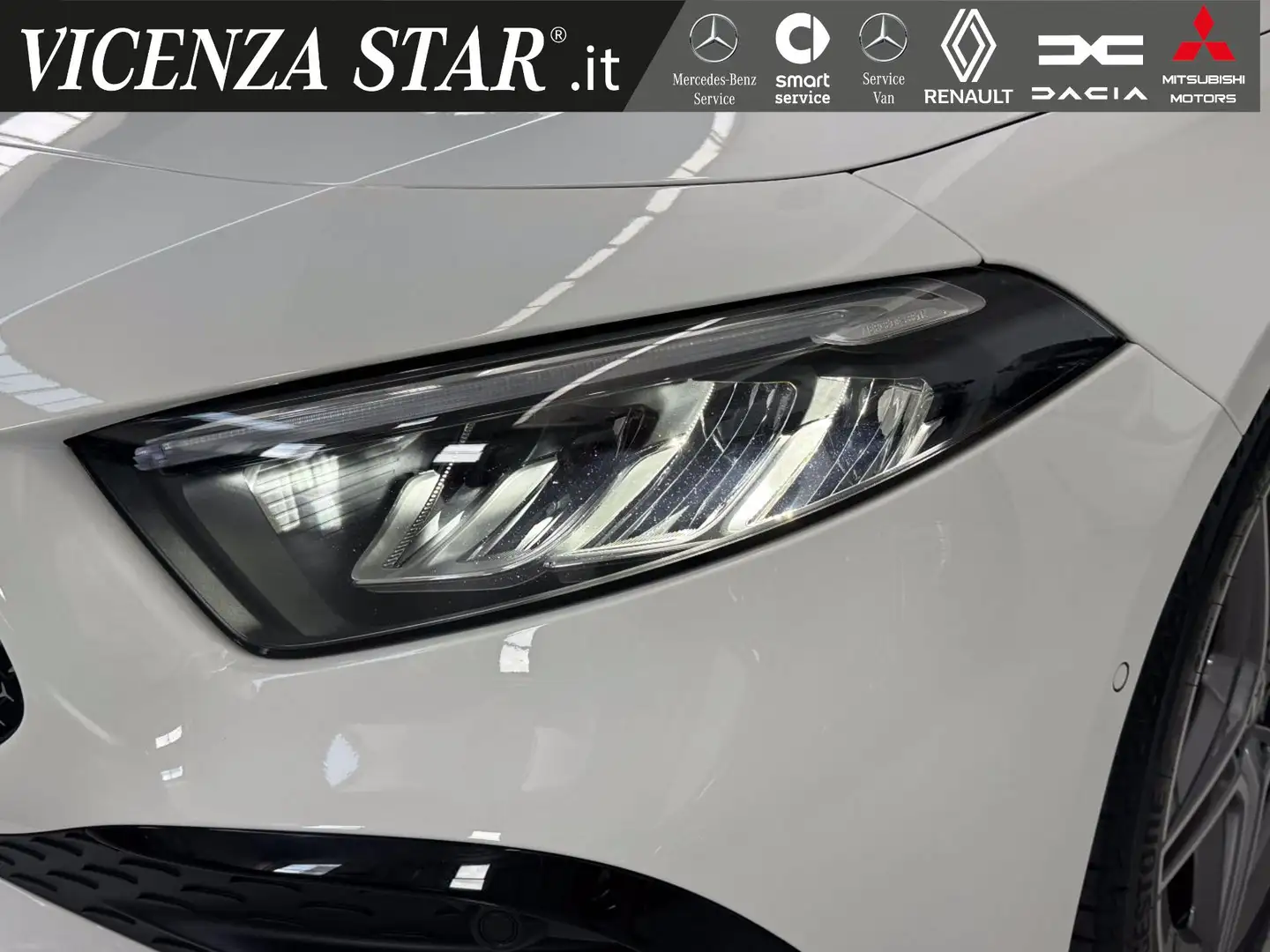 Mercedes-Benz A 180 d AMG ADVANCED PREMIUM Wit - 2