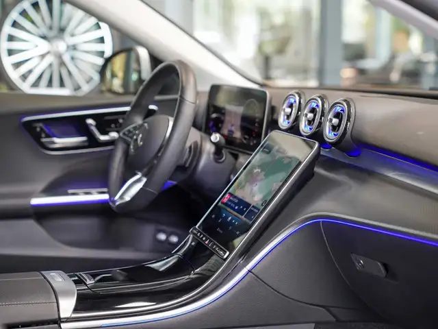 Mercedes-Benz C-Class view 8