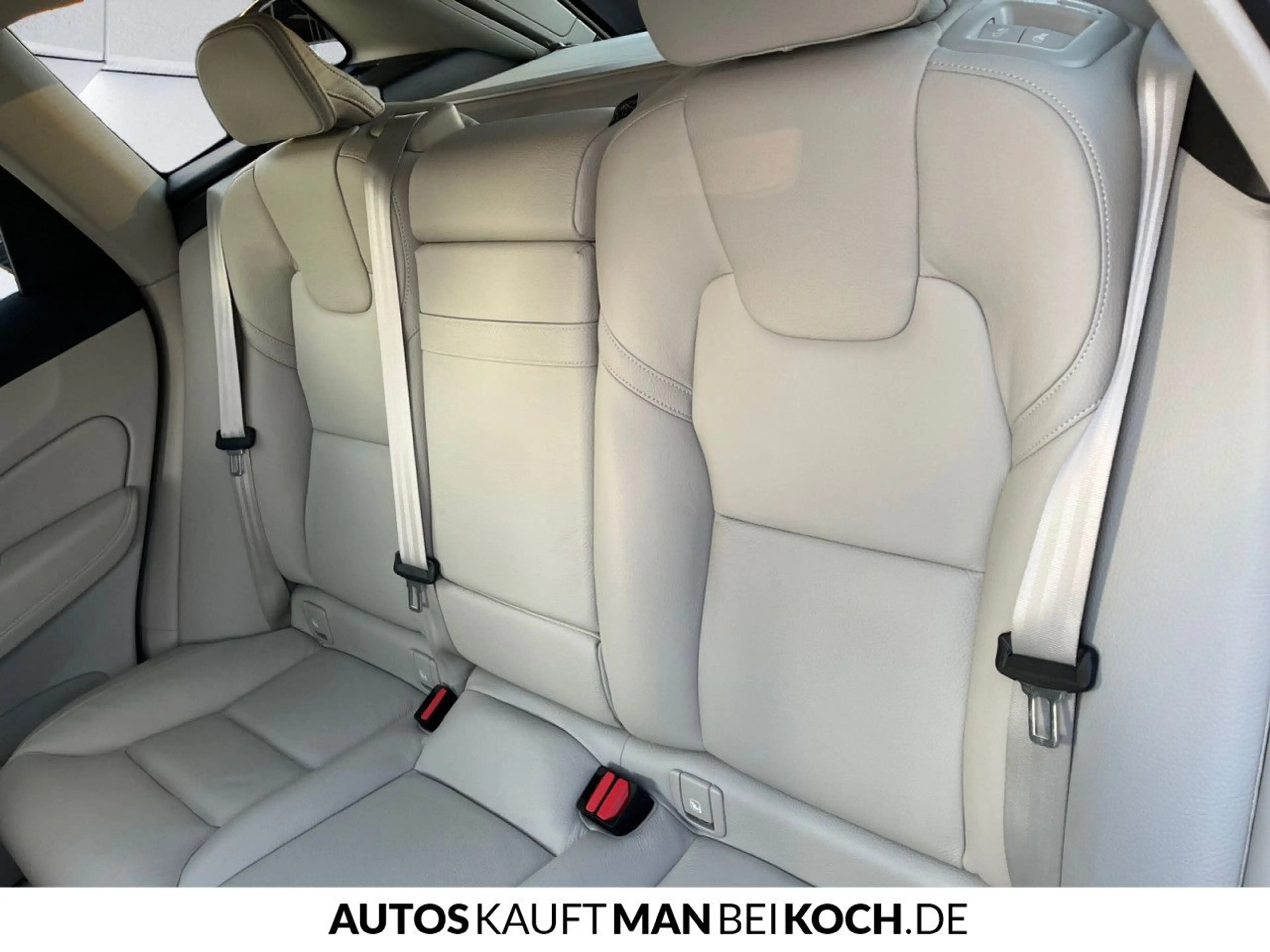 Volvo XC60 B5D AWD Momenentum Pro Kamera AHK Leder Navi — photo 8