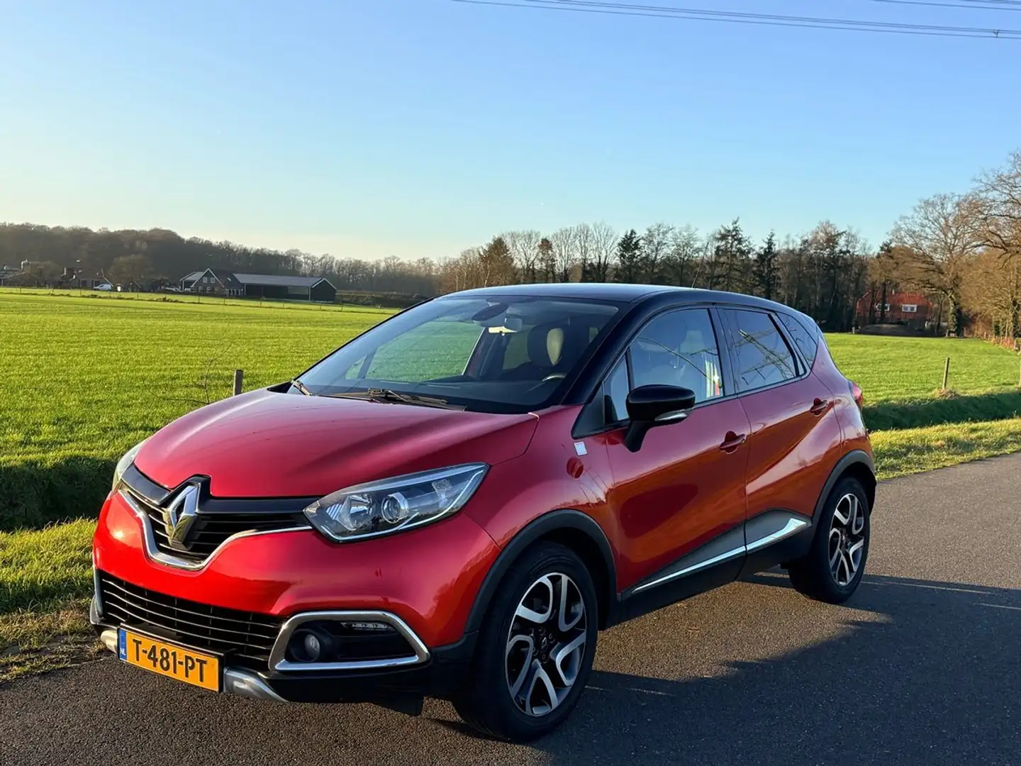 Renault Captur 1.2 TCe Helly Hansen Aut., Leer, Cruise, Navi, ECC Rot - 2