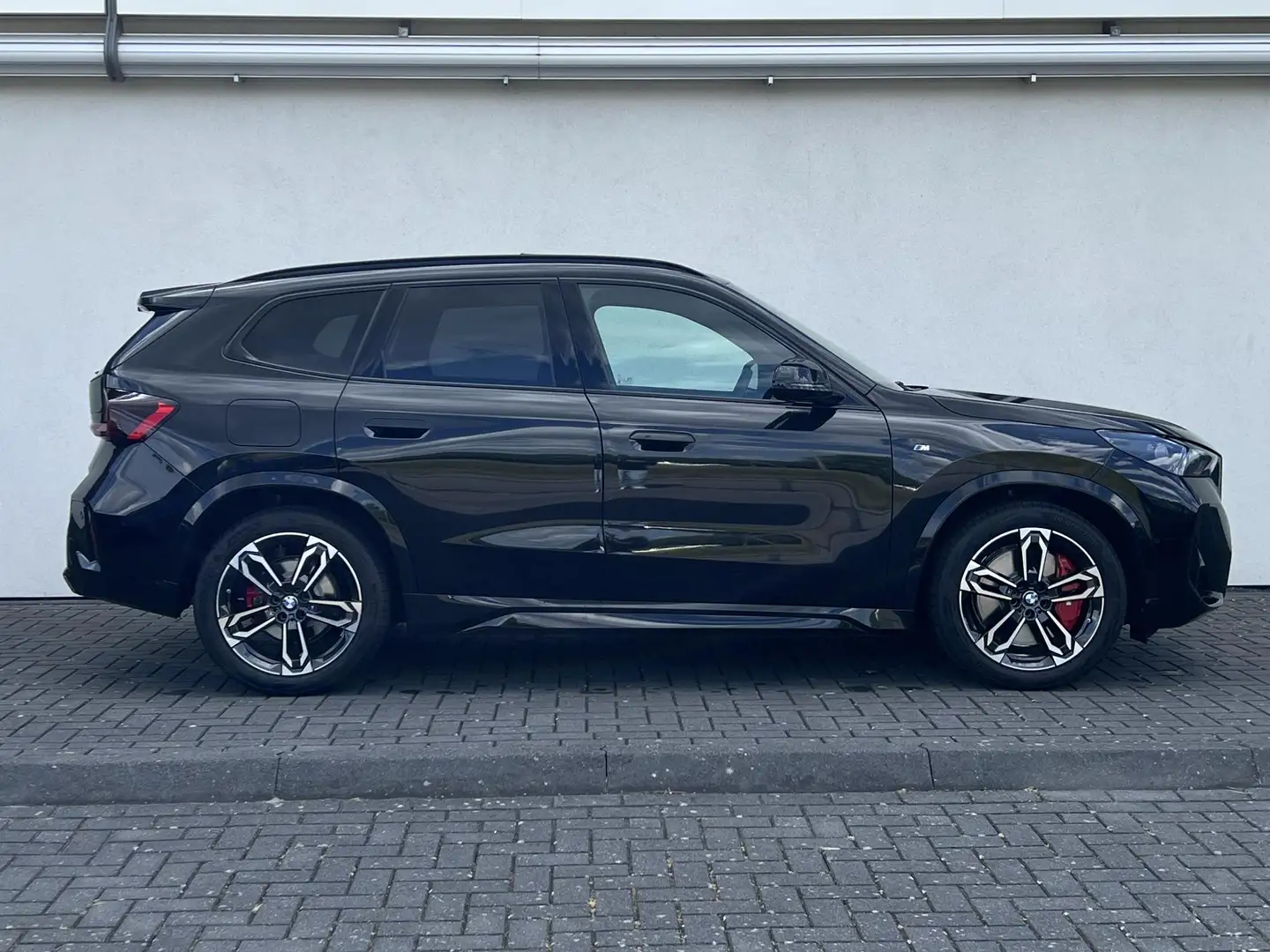 BMW X1 xDrive23i M Sport Package Pro | Equipment Package Zwart - 2