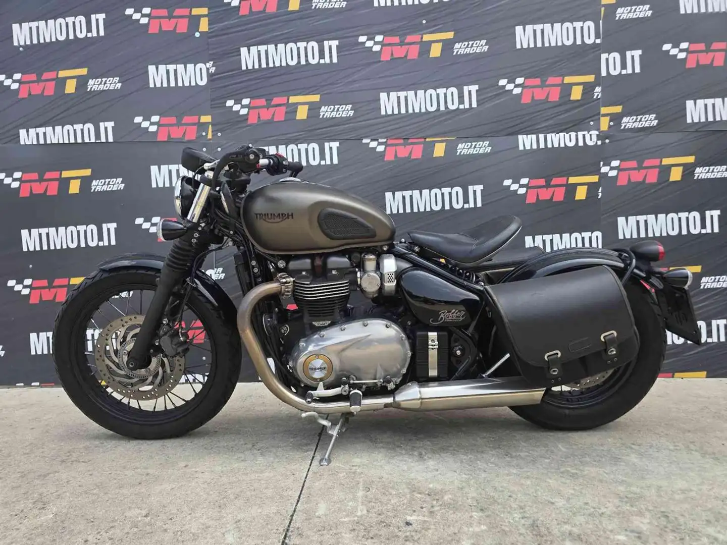 Triumph Bonneville Bobber Video 360 Grau - 2