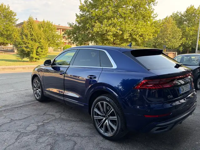 Audi Q8 view 5