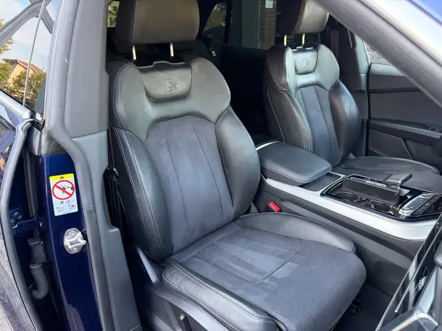 Audi Q8 view 12