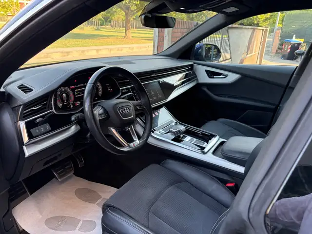Audi Q8 view 8