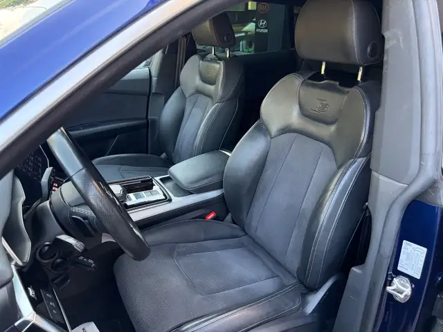 Audi Q8 view 9