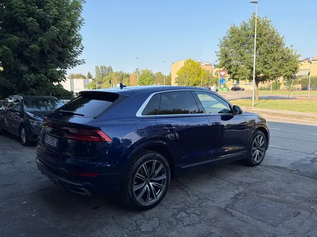 Audi Q8 view 4