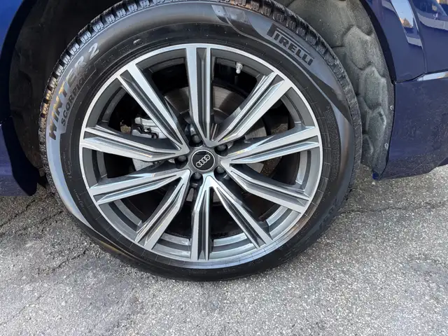 Audi Q8 view 13