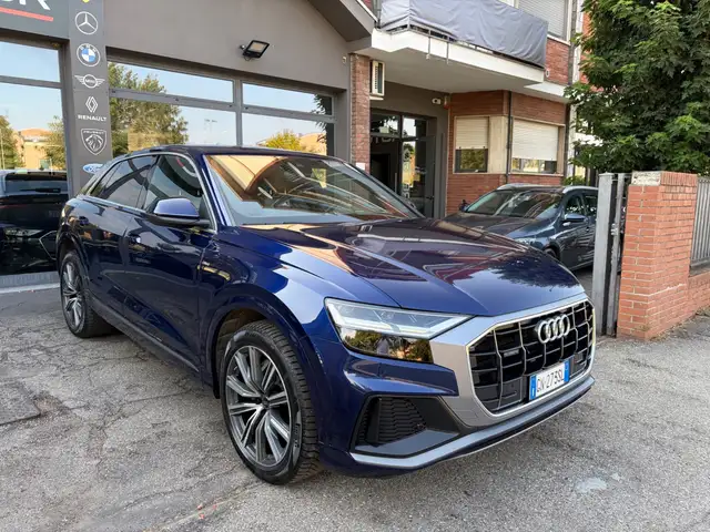 Audi Q8 view 3