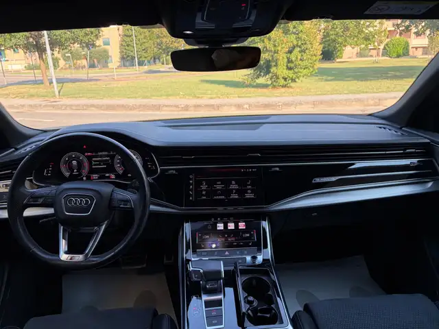 Audi Q8 view 7