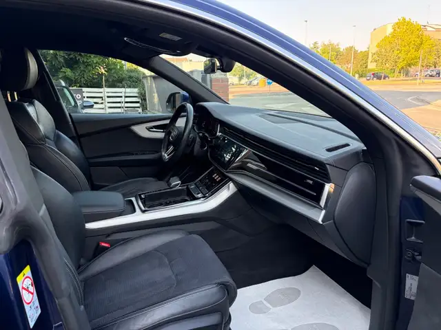 Audi Q8 view 11