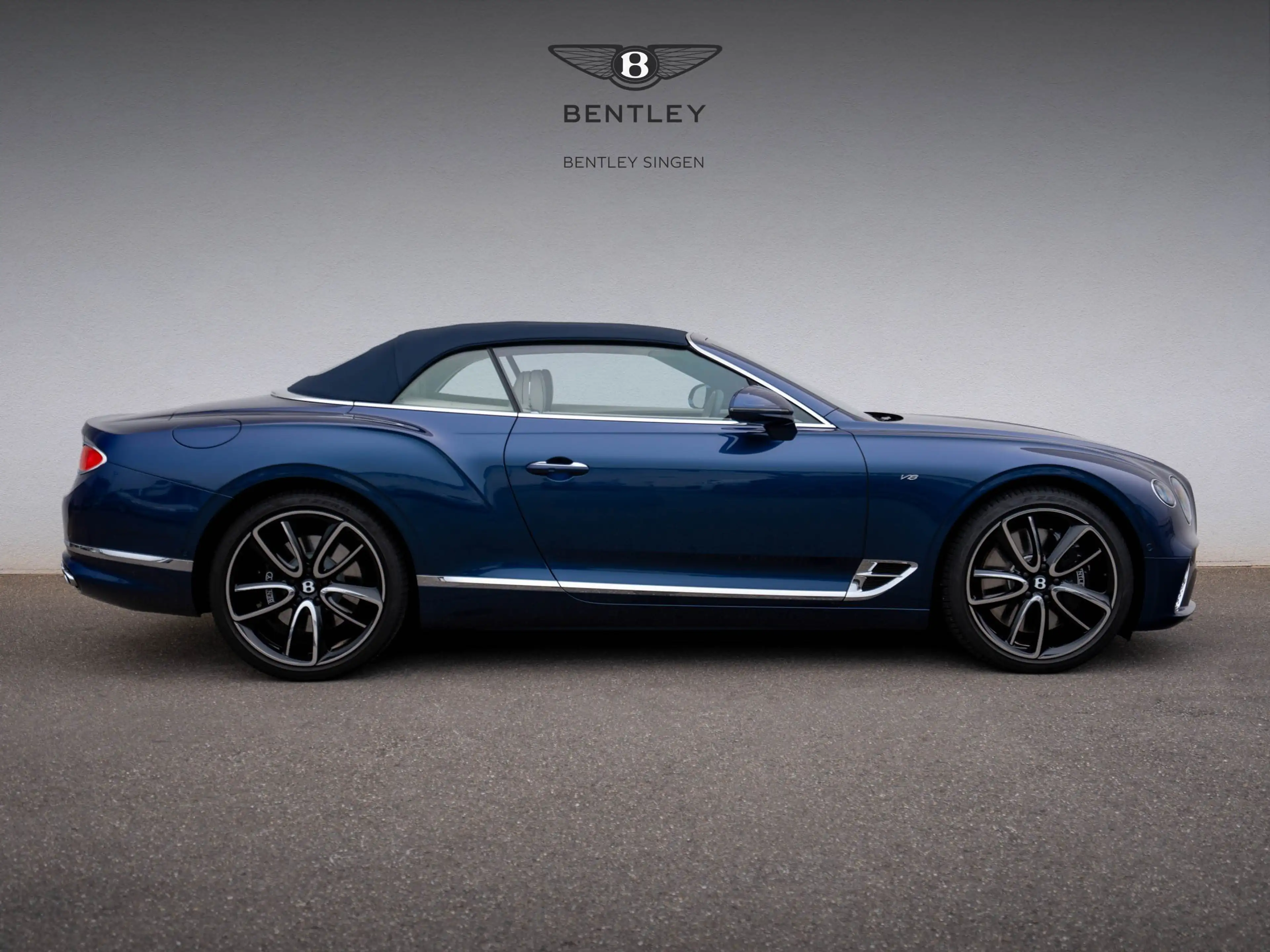 Bentley Continental GTC V8 — photo 11