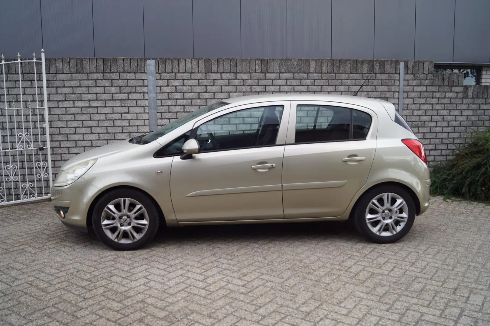 Opel Corsa 1.2-16V Enjoy 5 Deurs Airco Stuurbekrachtiging CV Beige - 2