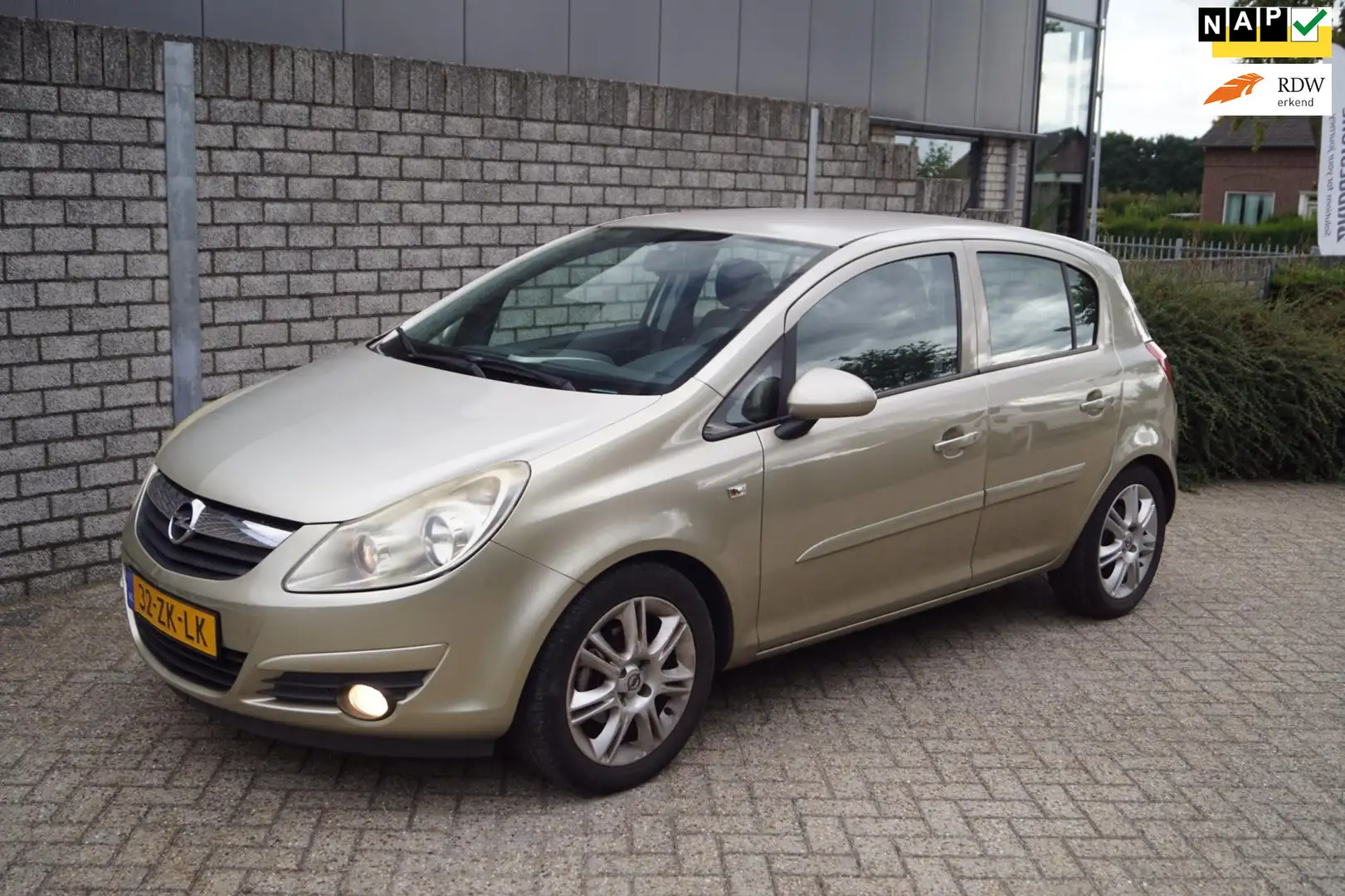 Opel Corsa 1.2-16V Enjoy 5 Deurs Airco Stuurbekrachtiging CV Beige - 1