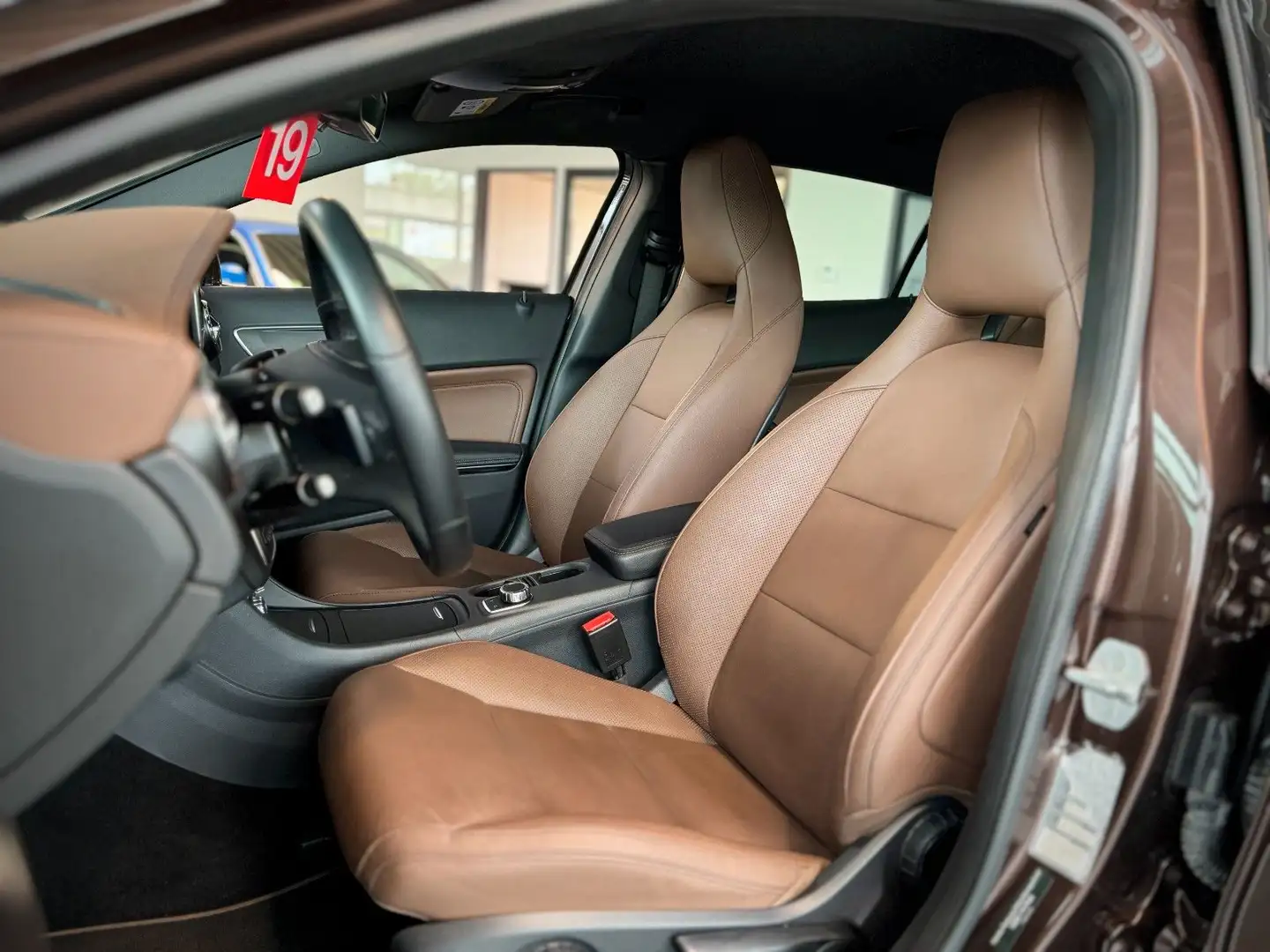 Mercedes-Benz GLA 220 d *4Matic*Kamera*Urban*Abstandswarner* Braun - 2