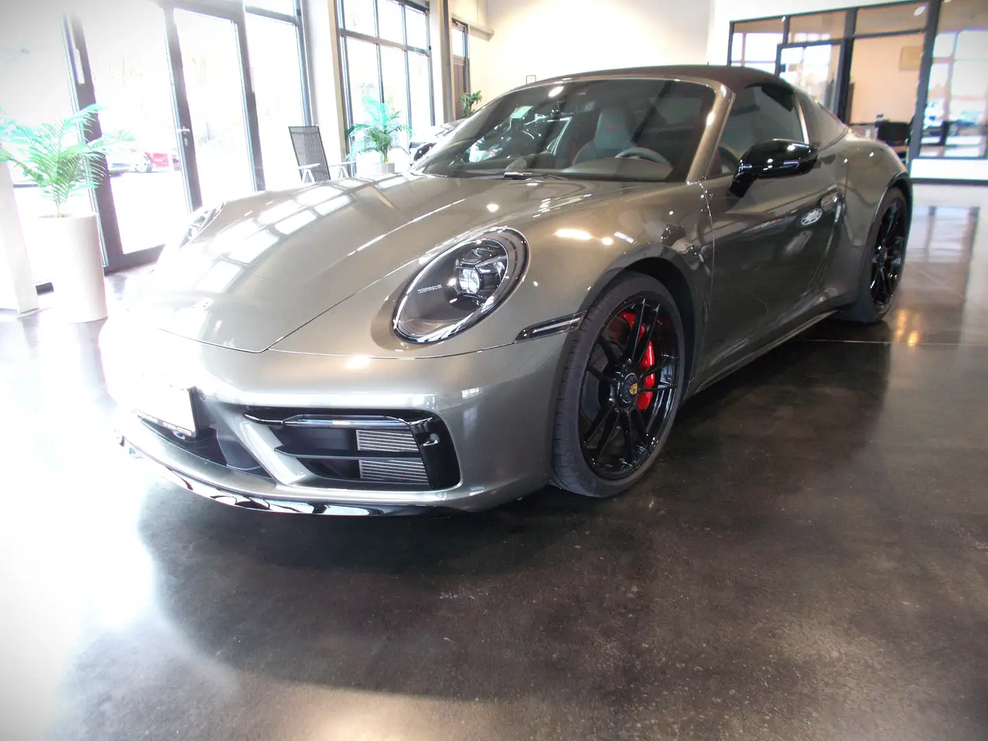 Porsche 992 Targa 4 GTS Grün - 2