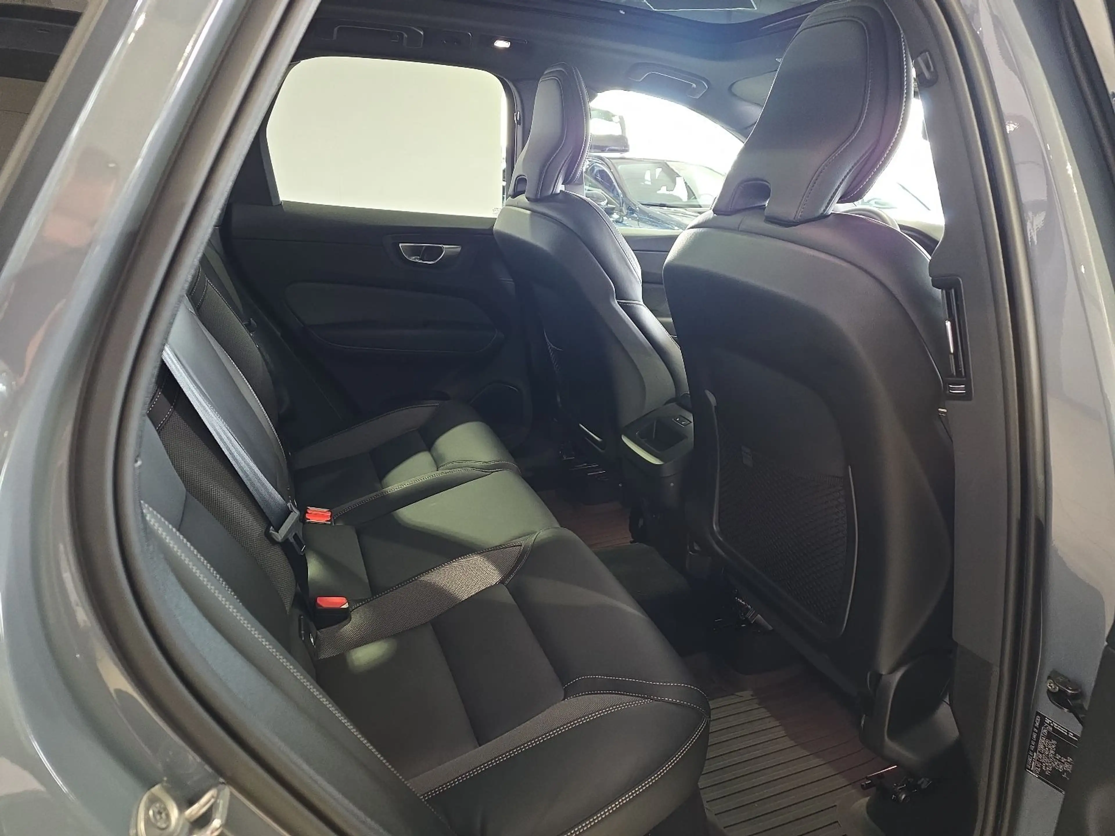 Volvo XC60 B4 (D) Plus Dark AWD BLIS AHK FourC 360° — photo 13