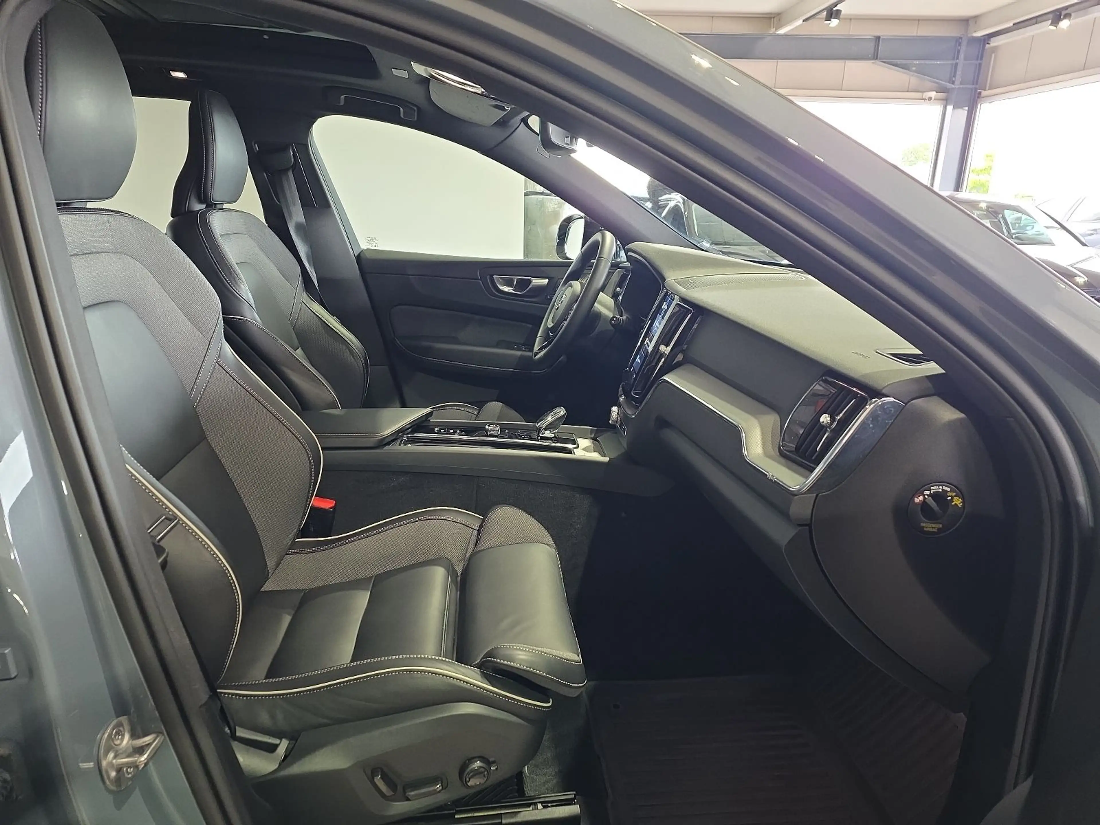 Volvo XC60 B4 (D) Plus Dark AWD BLIS AHK FourC 360° — photo 11