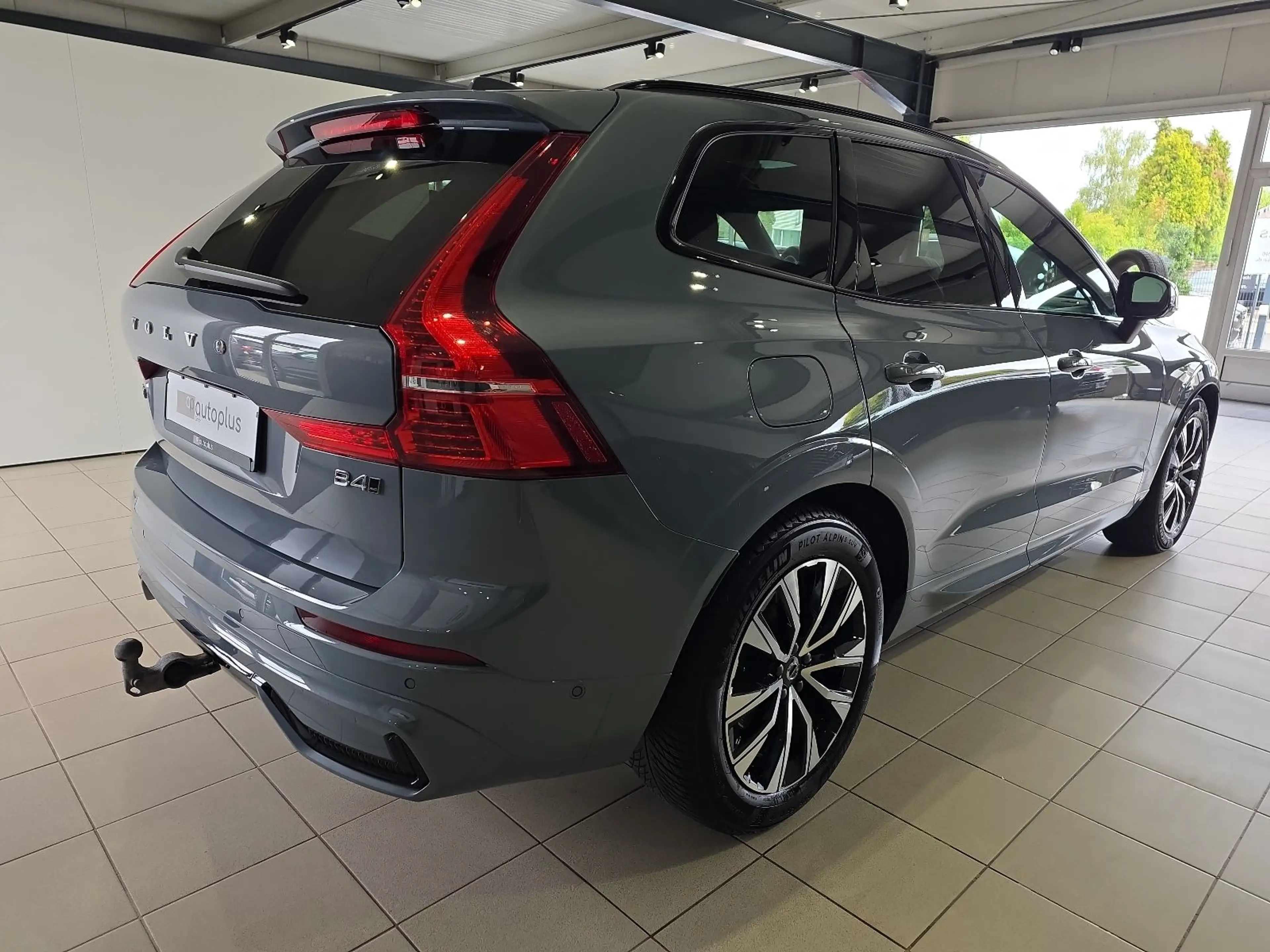 Volvo XC60 B4 (D) Plus Dark AWD BLIS AHK FourC 360° — photo 6