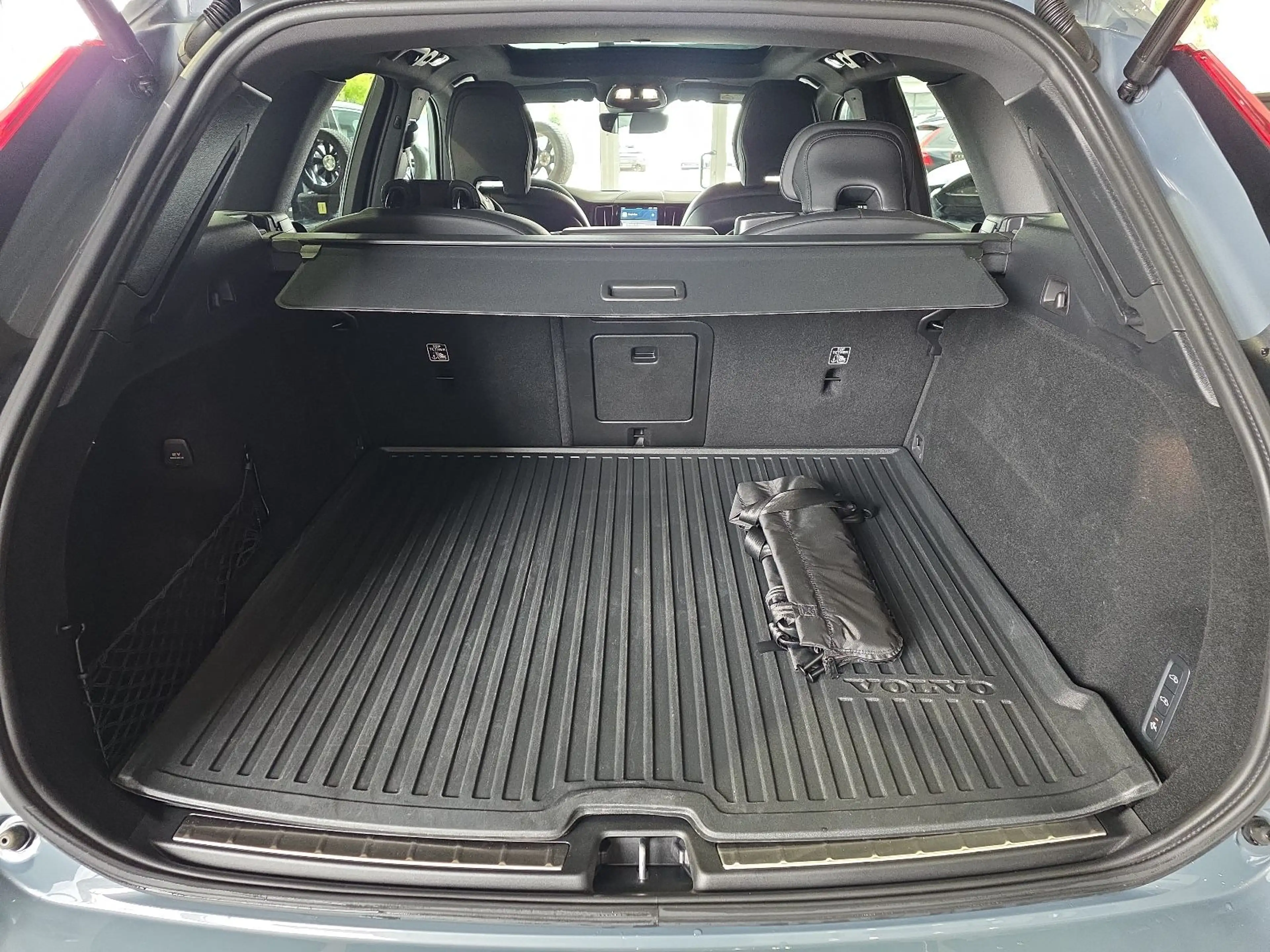 Volvo XC60 B4 (D) Plus Dark AWD BLIS AHK FourC 360° — photo 14