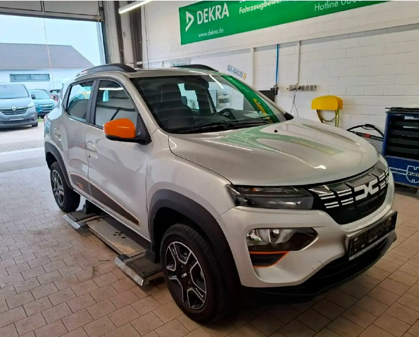 Dacia Spring 45 ExpressionPaket CCS - Navi Silber - 1