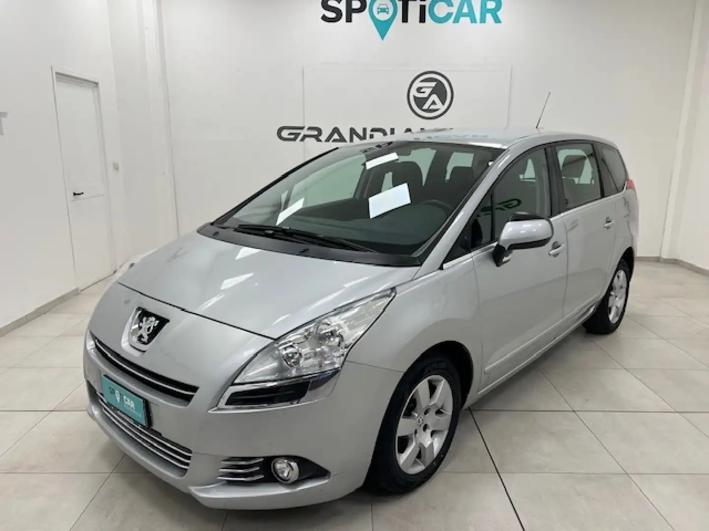 Peugeot 5008 I -  1.6 hdi 8v Active 115cv Stříbrná - 1
