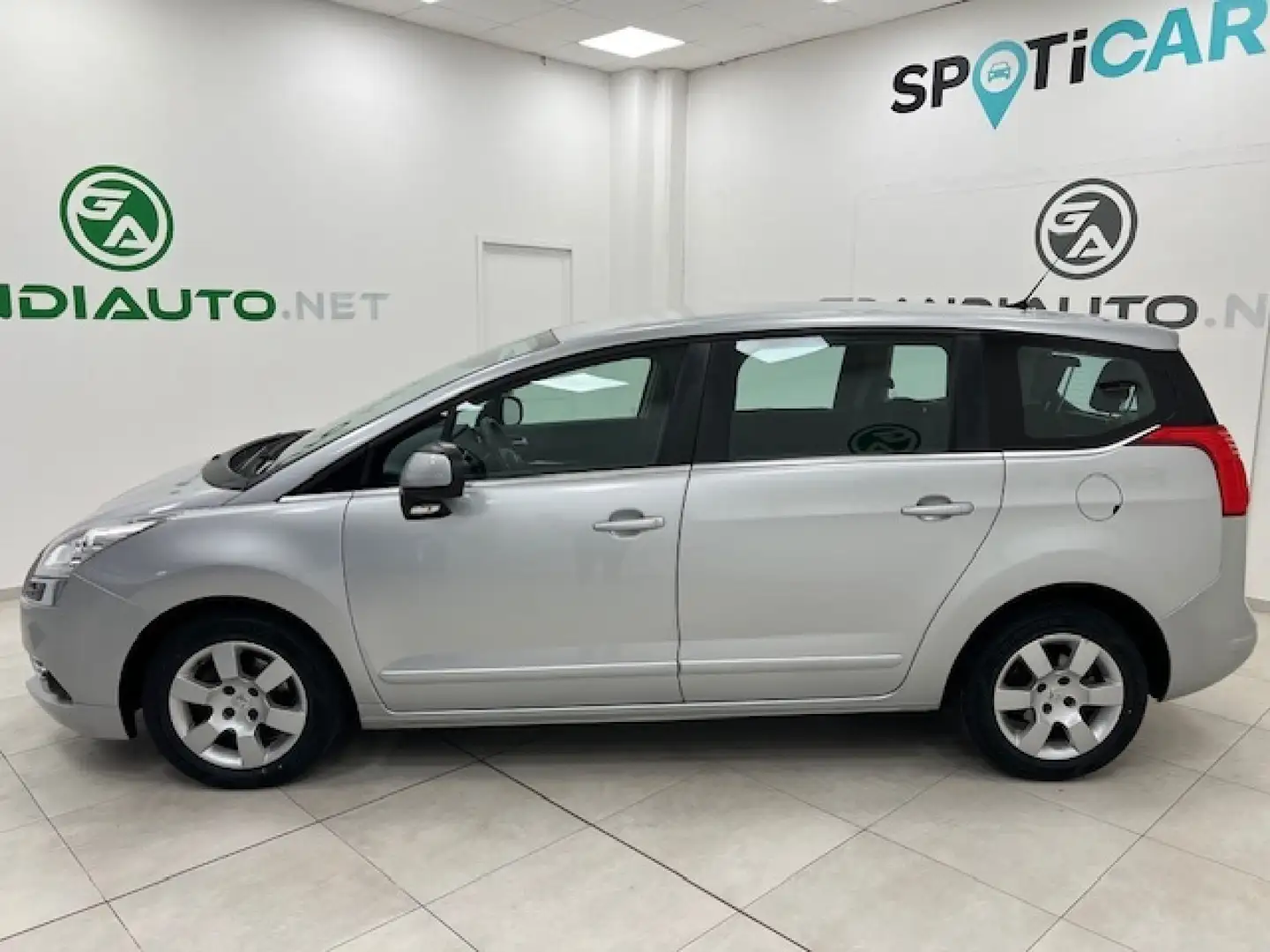 Peugeot 5008 I -  1.6 hdi 8v Active 115cv Stříbrná - 2