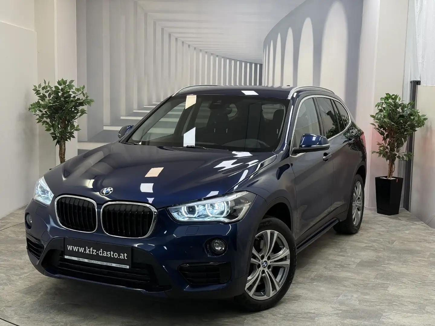 BMW X1 xDrive 20 d Sport Line__ ERSTBESITZ__ Blau - 1