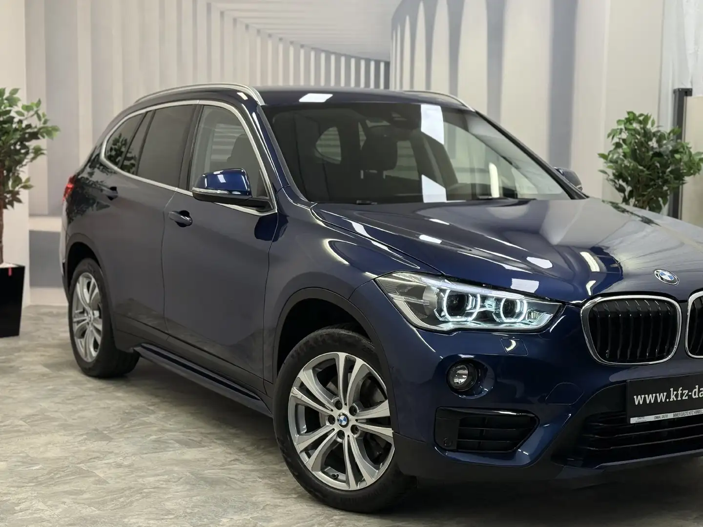 BMW X1 xDrive 20 d Sport Line__ ERSTBESITZ__ Blau - 2