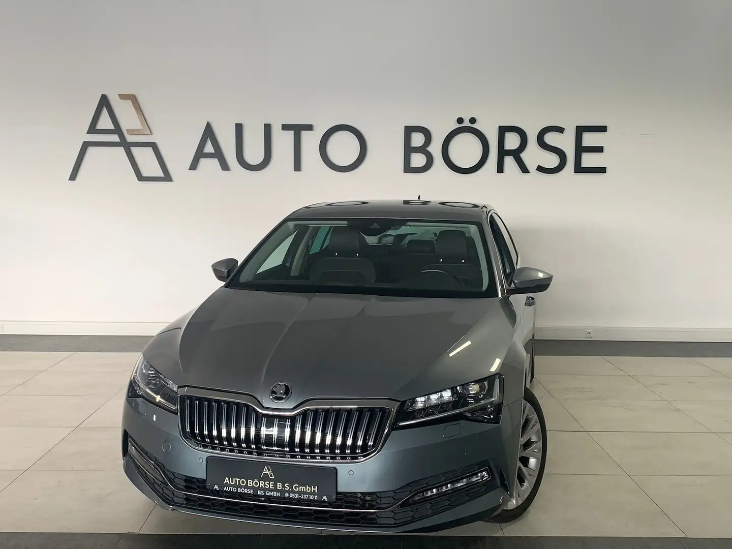 Skoda Superb Lim DSG STYLE NAVI*STH*CANTON*AHK*MATRIX* Grau - 1