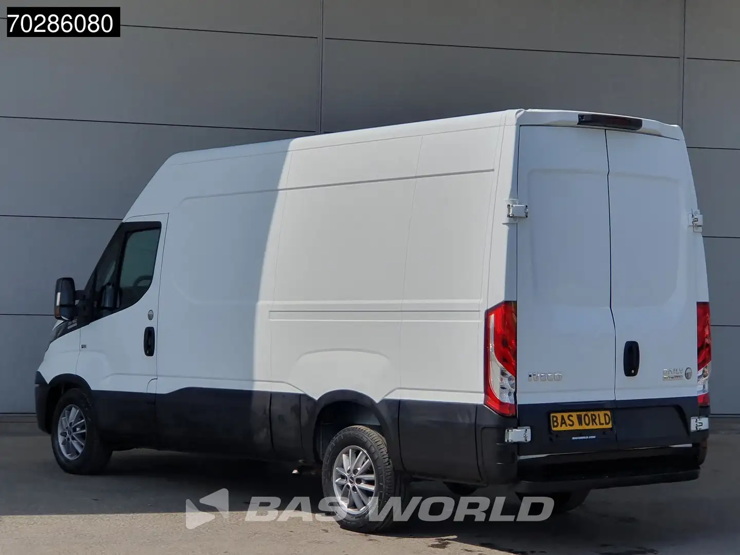 Iveco Daily 35S16 Automaat L2H2 3,5t Trekgewicht Airco Cruise Wit - 2