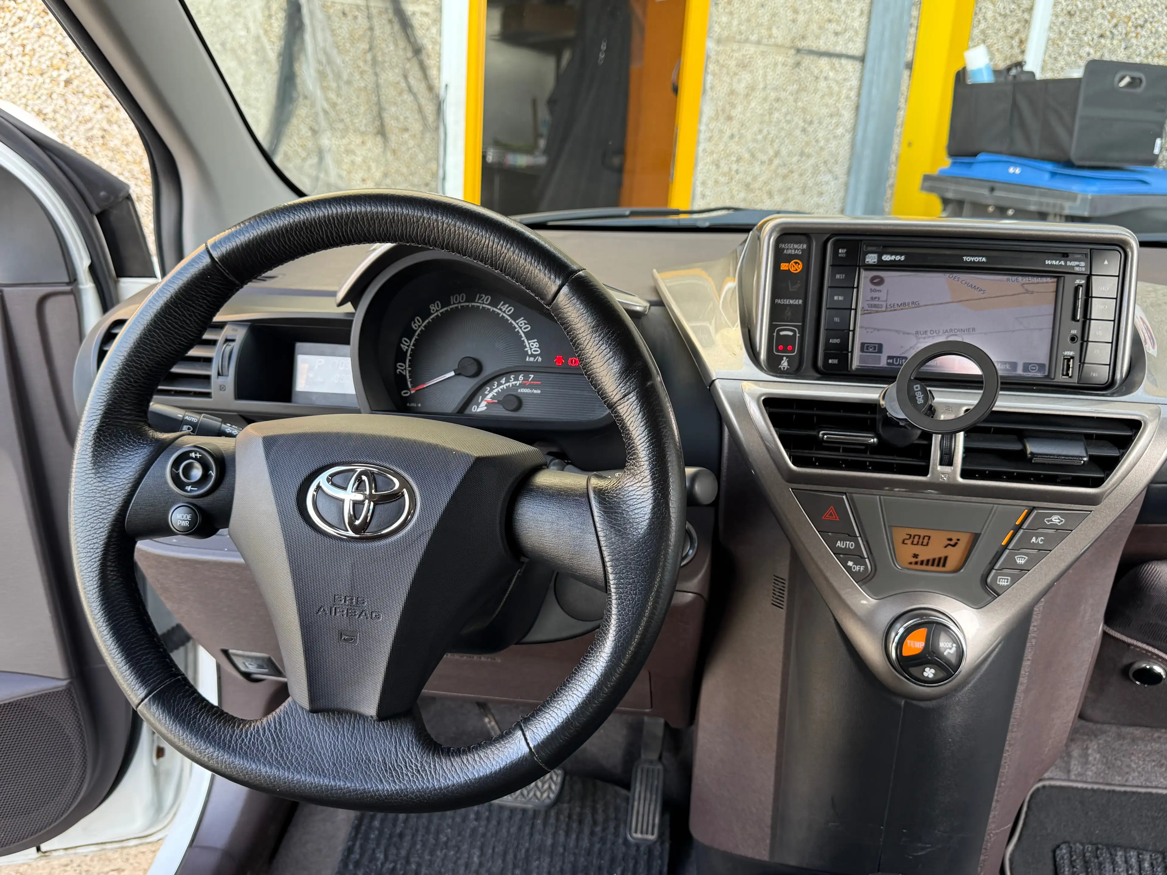 Toyota iQ iQ 1.0i VVT-i / AIRCO / GARANTIE / KEY LESS / GPS BLUETOOTH / AUTOMATIQUE — photo 11
