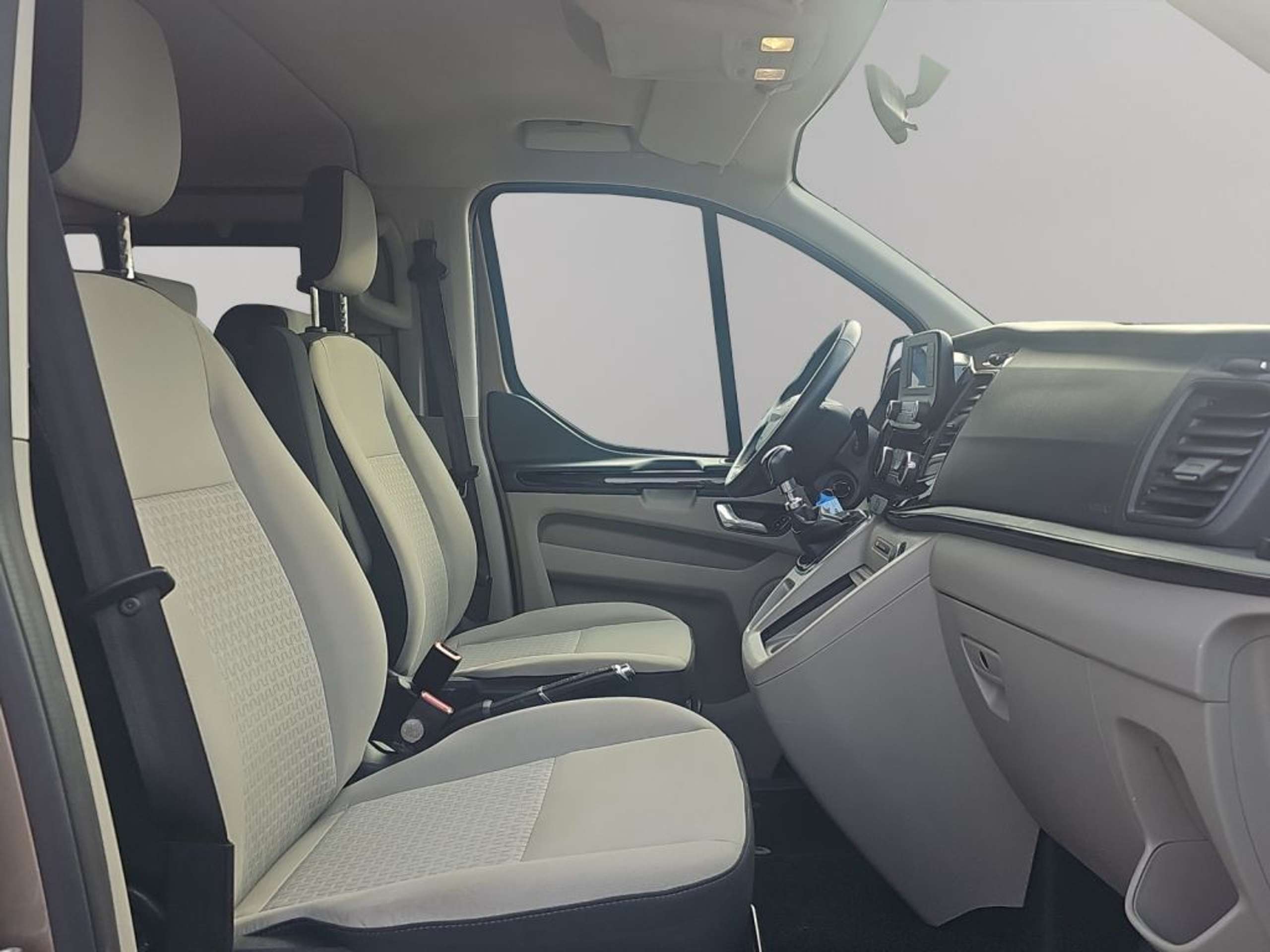 Fahrzeugabbildung Ford Tourneo Custom 320 L1H1 Trend *STD.-HZ.*AHK* - mit KI generiert/bearbeitet