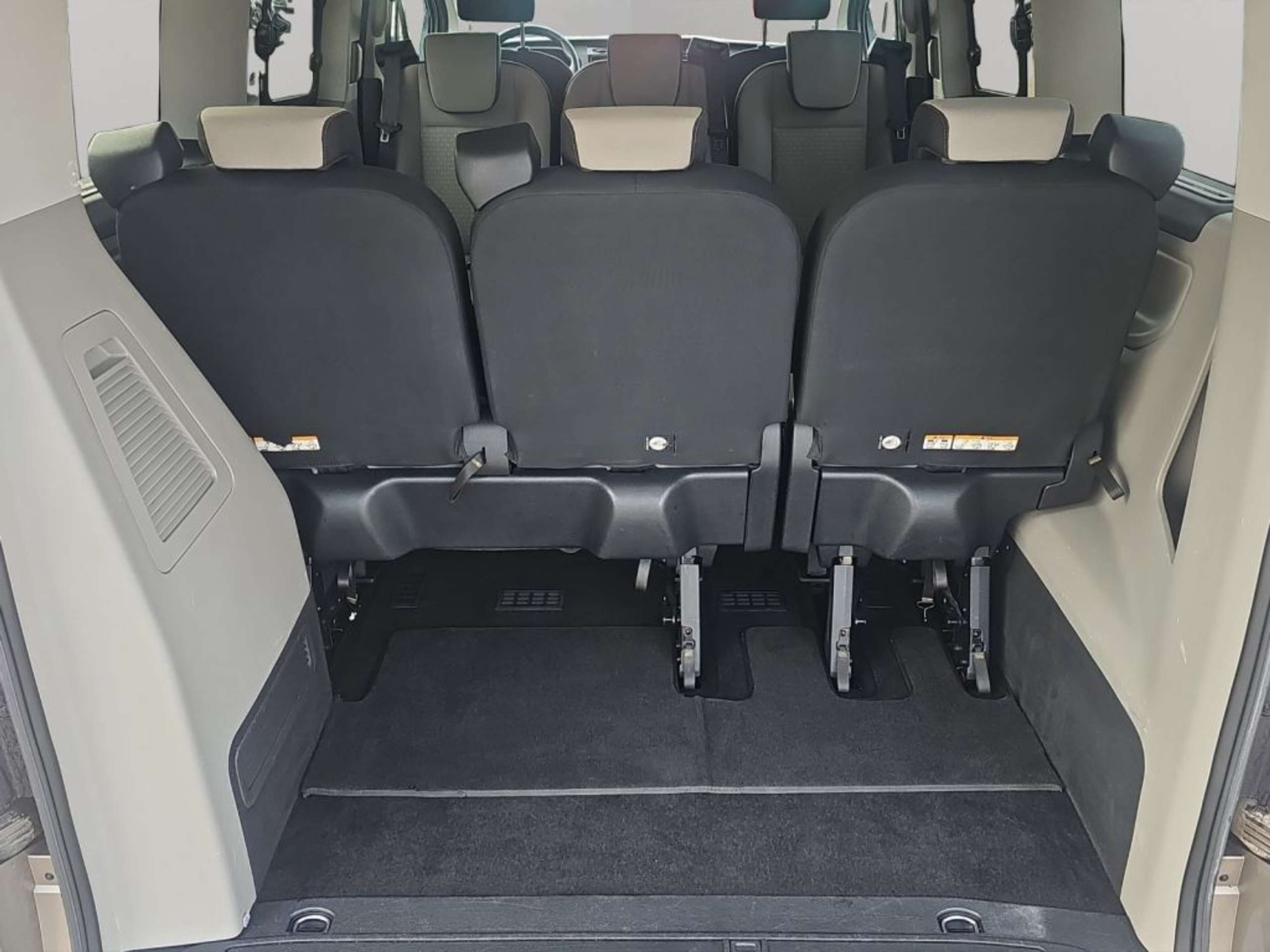 Fahrzeugabbildung Ford Tourneo Custom 320 L1H1 Trend *STD.-HZ.*AHK* - mit KI generiert/bearbeitet