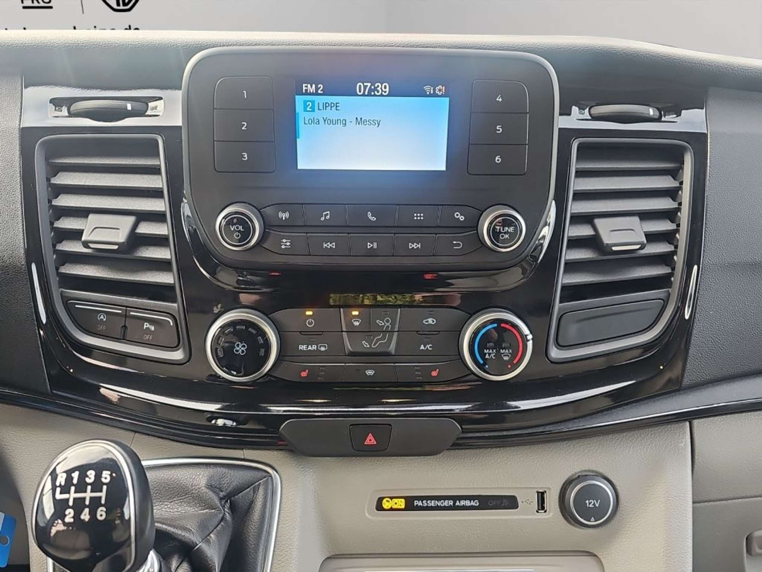 Fahrzeugabbildung Ford Tourneo Custom 320 L1H1 Trend *STD.-HZ.*AHK* - mit KI generiert/bearbeitet