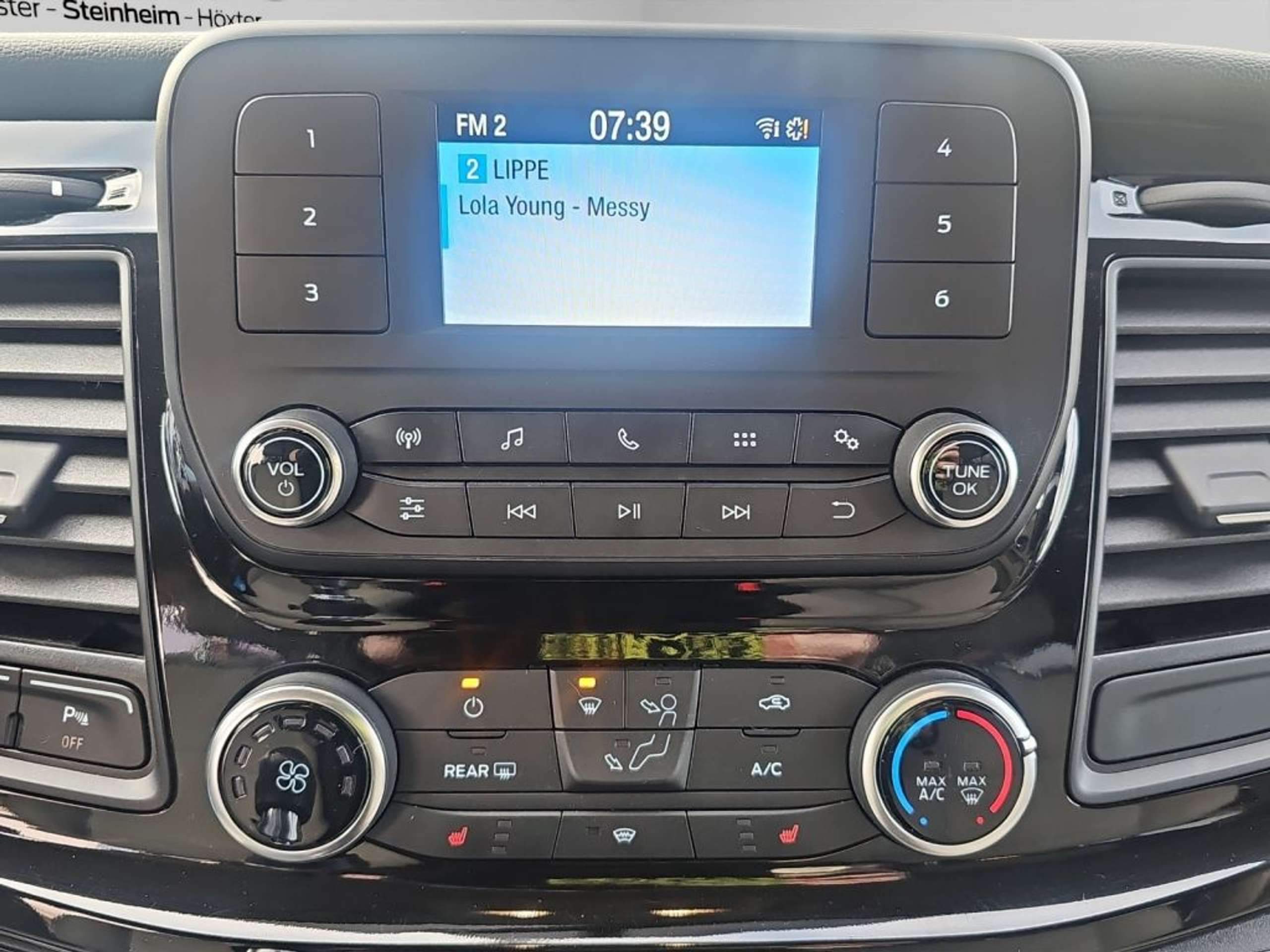 Fahrzeugabbildung Ford Tourneo Custom 320 L1H1 Trend *STD.-HZ.*AHK* - mit KI generiert/bearbeitet