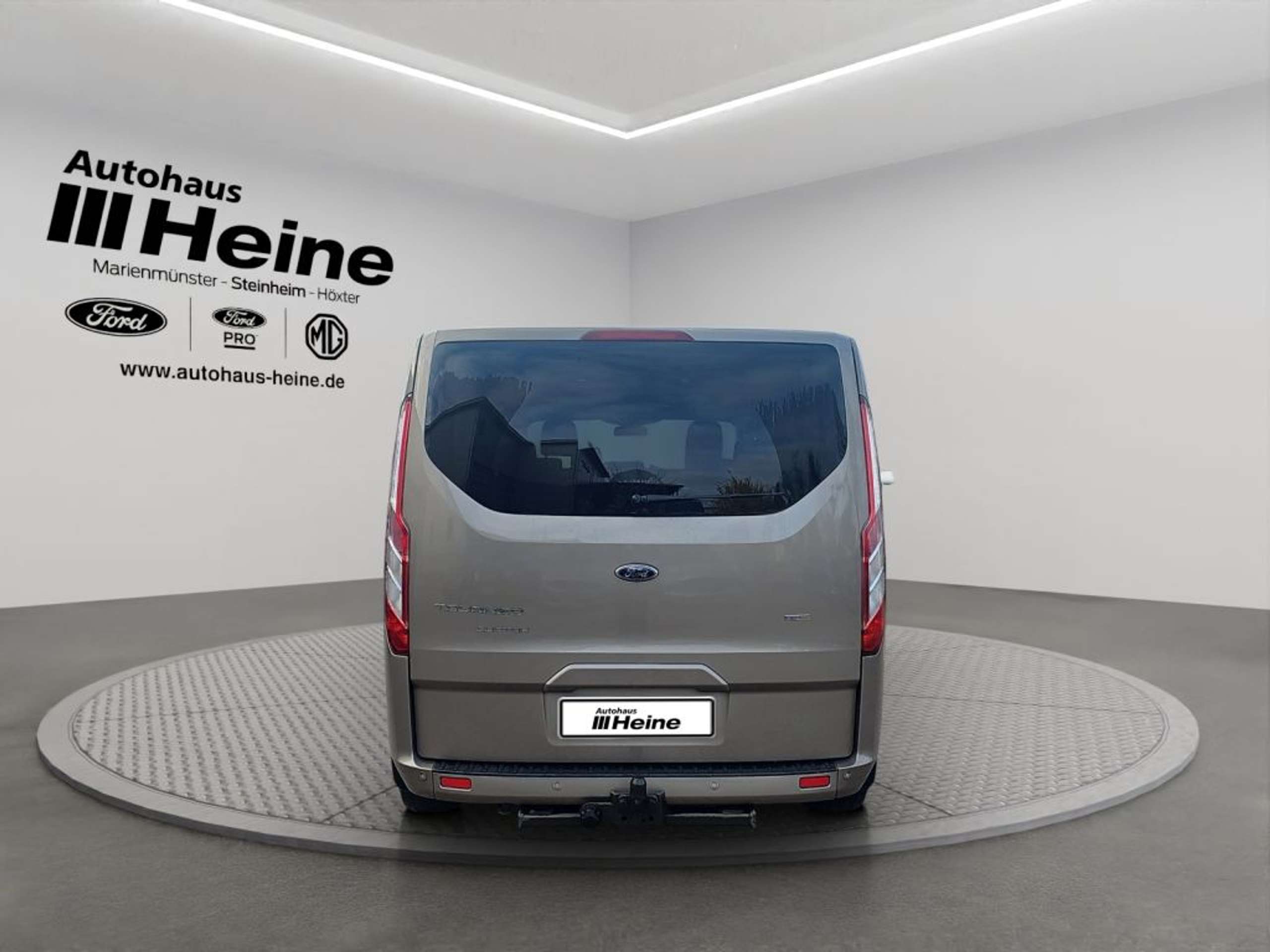 Fahrzeugabbildung Ford Tourneo Custom 320 L1H1 Trend *STD.-HZ.*AHK* - mit KI generiert/bearbeitet