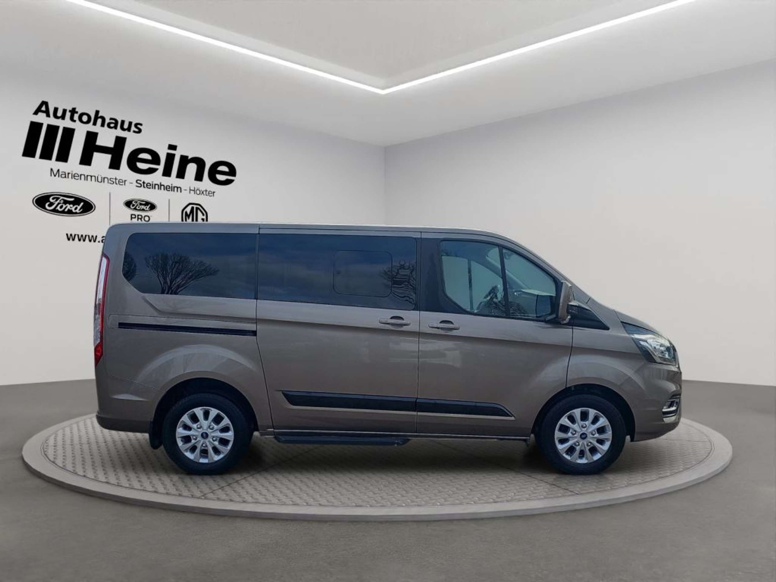 Fahrzeugabbildung Ford Tourneo Custom 320 L1H1 Trend *STD.-HZ.*AHK* - mit KI generiert/bearbeitet