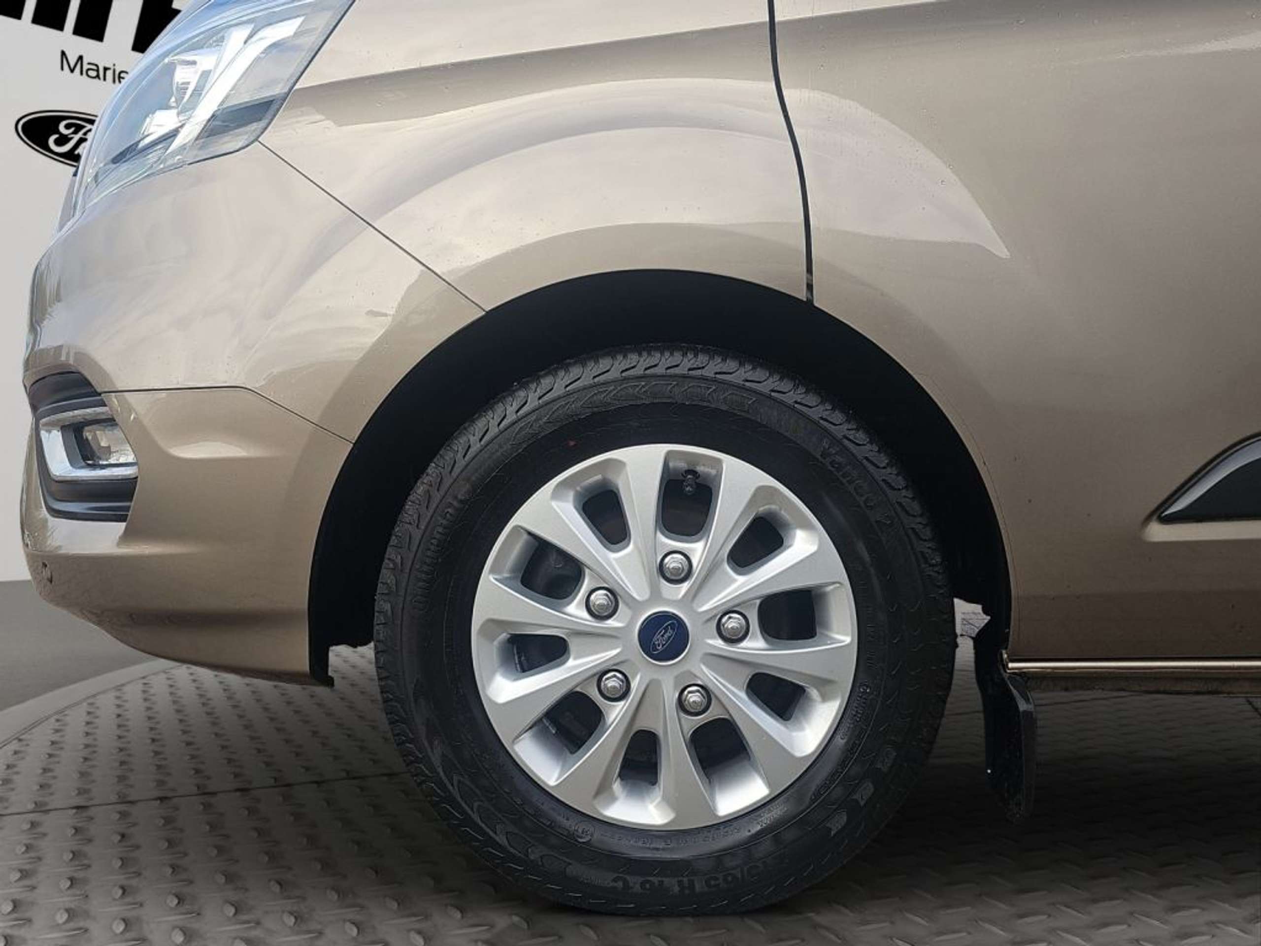 Fahrzeugabbildung Ford Tourneo Custom 320 L1H1 Trend *STD.-HZ.*AHK* - mit KI generiert/bearbeitet