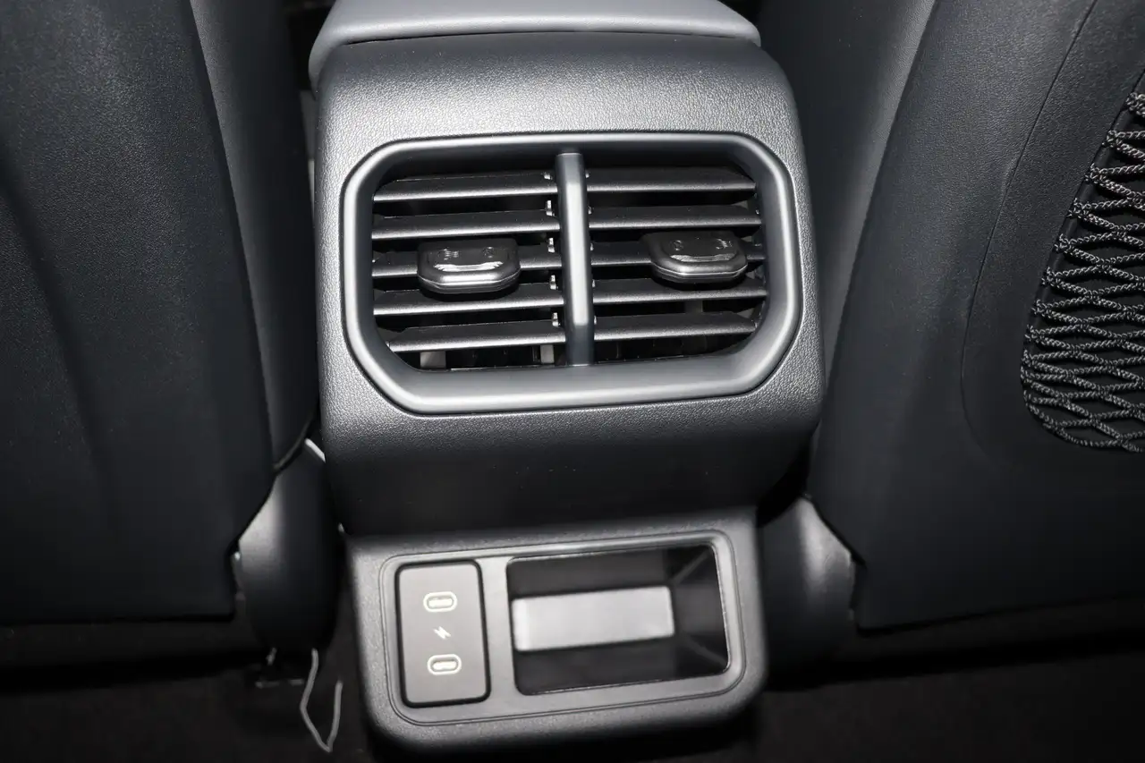 Kia K4 снимка Kia K4