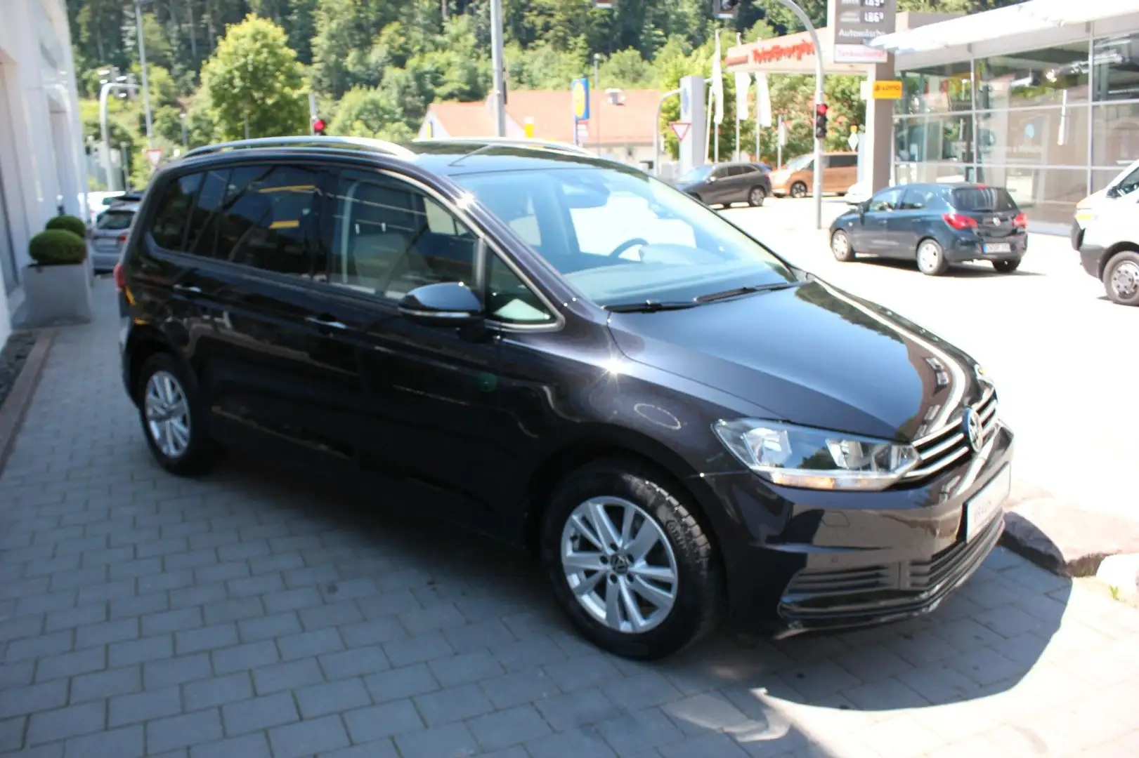 Volkswagen Touran Comfortline 1.5 TSI DSG Navi,7 Sitzer,AHK Zwart - 2