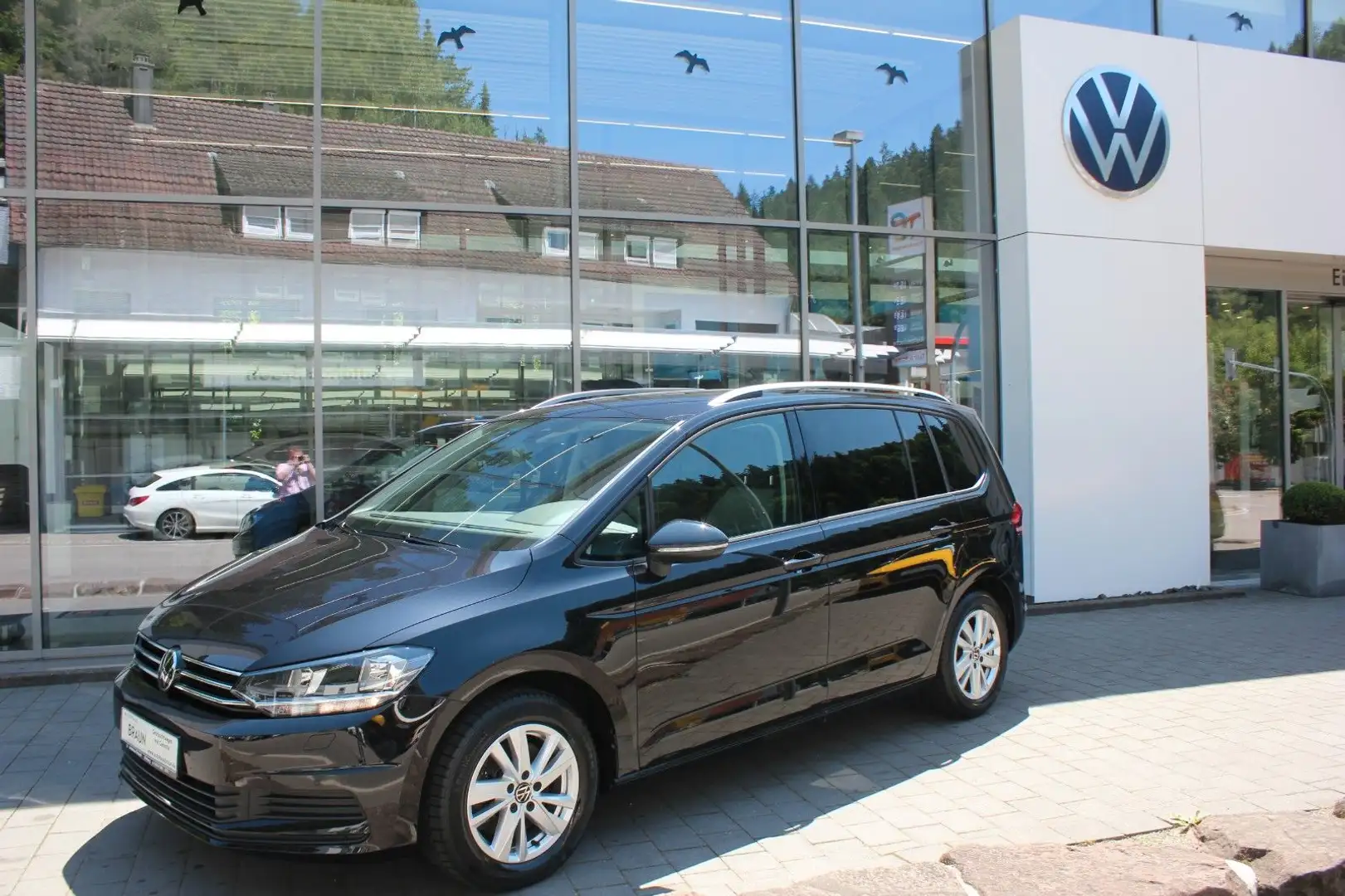 Volkswagen Touran Comfortline 1.5 TSI DSG Navi,7 Sitzer,AHK Zwart - 1