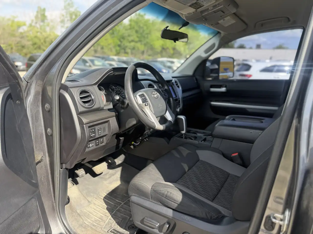 Toyota Tundra снимка Toyota Tundra